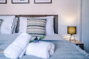 Modern Home Ideal for Business Groups Sleeps 7