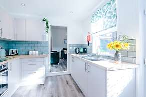 Modern Home Ideal for Business Groups Sleeps 7