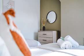 Modern Home Ideal for Business Groups Sleeps 7