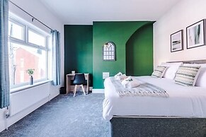 Modern Home Ideal for Business Groups Sleeps 7