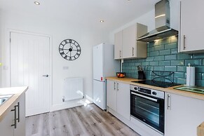 Modern Home Ideal for Business Groups Sleeps 7
