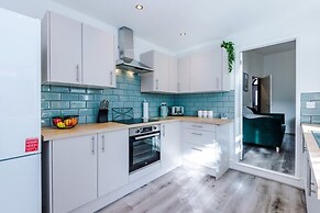 Modern Home Ideal for Business Groups Sleeps 7