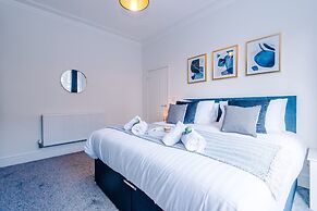 Modern Home Ideal for Business Groups Sleeps 7