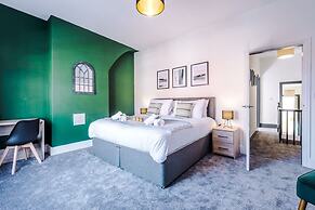 Modern Home Ideal for Business Groups Sleeps 7