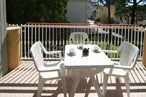 Convenient Beachside Studio With Pool