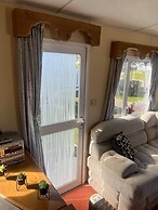 House Sleeps 8 With Sea View and Parking