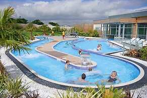 House Sleeps 8 With Sea View and Parking