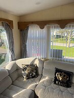 House Sleeps 8 With Sea View and Parking