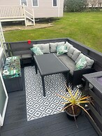 House Sleeps 8 With Sea View and Parking
