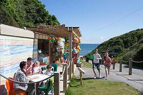 House Sleeps 8 With Sea View and Parking