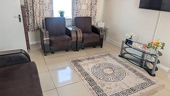 Spacious- 3 Bedroom House for 6 Adults