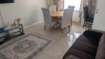 Spacious- 3 Bedroom House for 6 Adults