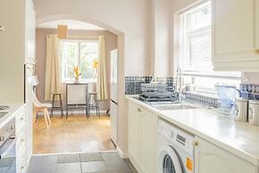 Spacious 4-bed House Guildford Free Parking