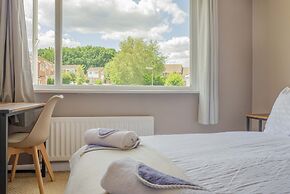 Spacious 4-bed House Guildford Free Parking
