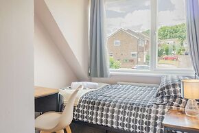 Spacious 4-bed House Guildford Free Parking