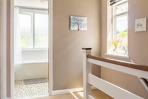 Spacious 4-bed House Guildford Free Parking