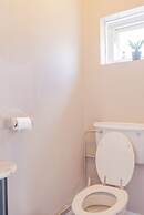 Spacious 4-bed House Guildford Free Parking