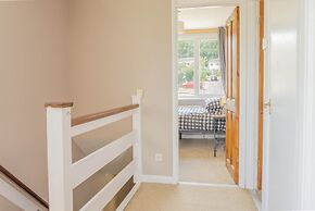 Spacious 4-bed House Guildford Free Parking