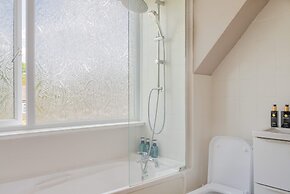 Spacious 4-bed House Guildford Free Parking