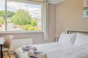 Spacious 4-bed House Guildford Free Parking