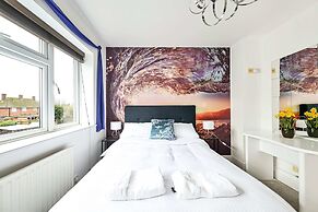 Windsor 5-bed House - Stroll to Castle - Sleeps 13