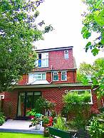 Windsor 5-bed House - Stroll to Castle - Sleeps 13