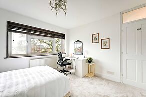 Windsor 5-bed House - Stroll to Castle - Sleeps 13