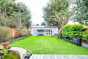Windsor 5-bed House - Stroll to Castle - Sleeps 13