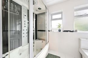 Windsor 5-bed House - Stroll to Castle - Sleeps 13