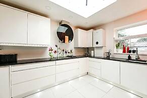 Windsor 5-bed House - Stroll to Castle - Sleeps 13