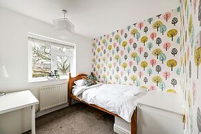 Windsor 5-bed House - Stroll to Castle - Sleeps 13