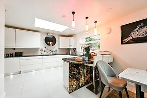 Windsor 5-bed House - Stroll to Castle - Sleeps 13