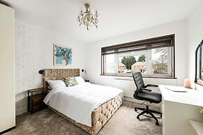 Windsor 5-bed House - Stroll to Castle - Sleeps 13