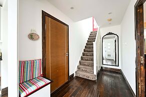 Windsor 5-bed House - Stroll to Castle - Sleeps 13