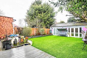 Windsor 5-bed House - Stroll to Castle - Sleeps 13