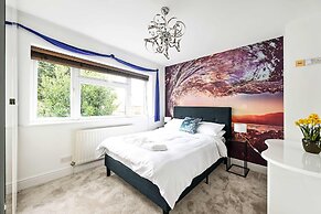 Windsor 5-bed House - Stroll to Castle - Sleeps 13