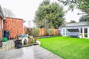 Windsor 5-bed House - Stroll to Castle - Sleeps 13