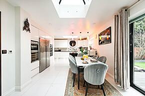 Windsor 5-bed House - Stroll to Castle - Sleeps 13