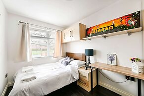 Windsor 5-bed House - Stroll to Castle - Sleeps 13