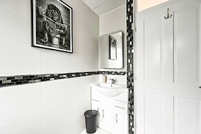 Windsor 5-bed House - Stroll to Castle - Sleeps 13