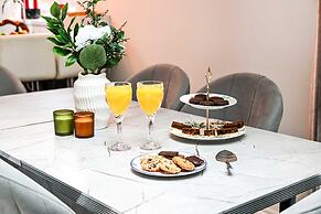 Windsor 5-bed House - Stroll to Castle - Sleeps 13