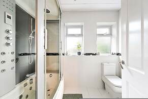 Windsor 5-bed House - Stroll to Castle - Sleeps 13