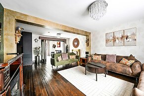 Windsor 5-bed House - Stroll to Castle - Sleeps 13