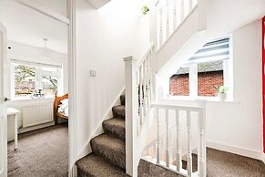Windsor 5-bed House - Stroll to Castle - Sleeps 13