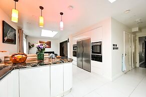 Windsor 5-bed House - Stroll to Castle - Sleeps 13