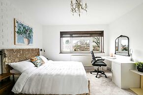Windsor 5-bed House - Stroll to Castle - Sleeps 13