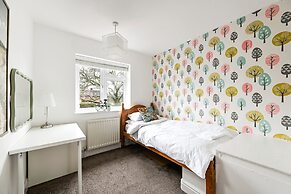 Windsor 5-bed House - Stroll to Castle - Sleeps 13