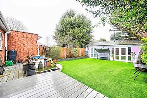 Windsor 5-bed House - Stroll to Castle - Sleeps 13