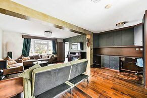 Windsor 5-bed House - Stroll to Castle - Sleeps 13