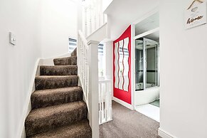 Windsor 5-bed House - Stroll to Castle - Sleeps 13
